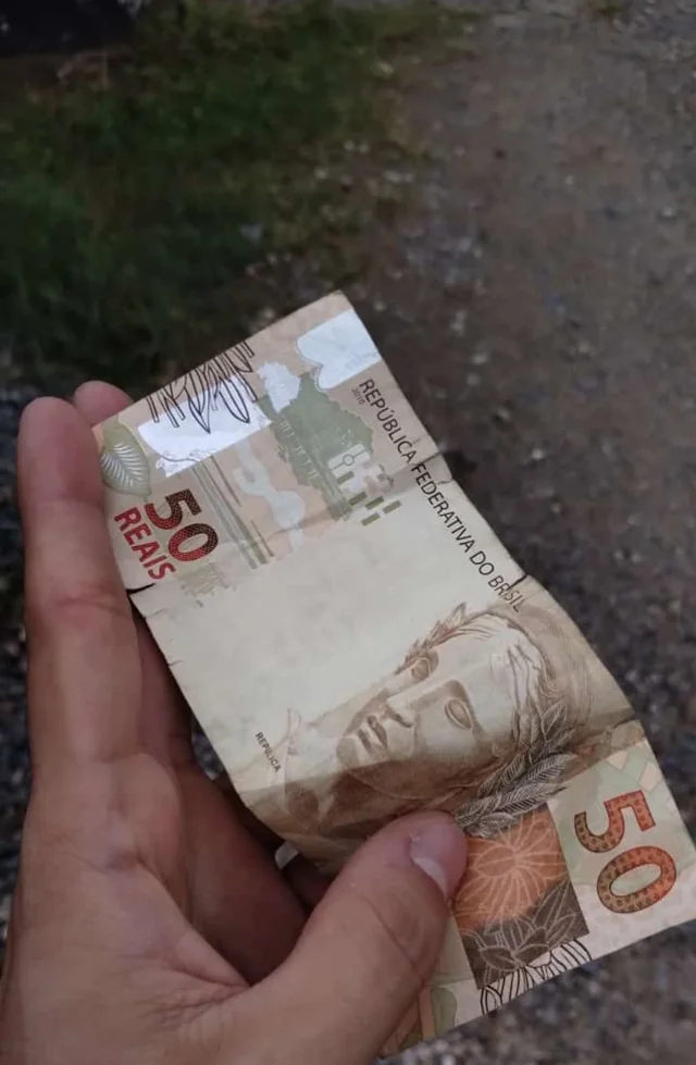Toma 50 reais